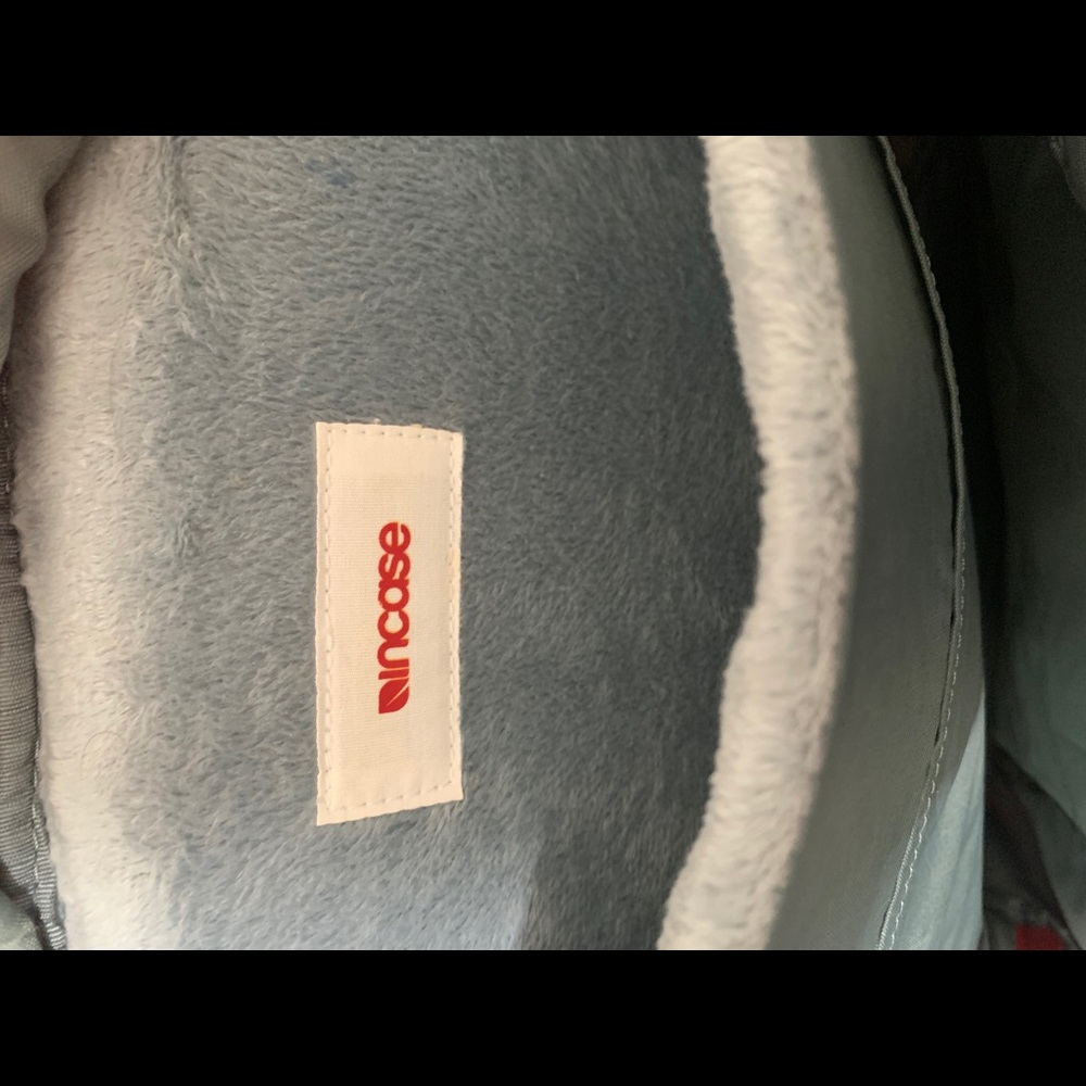 Incase backpack - Picture 2 of 3